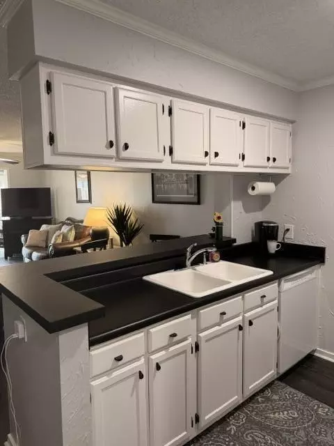 Kitchen - 2302 Cypress Pointe # B302, Manning, SC 29102 photo 5 of 6