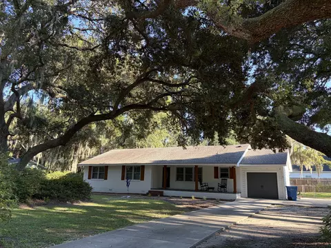 8 W Miller Dr, Beaufort, SC 29907