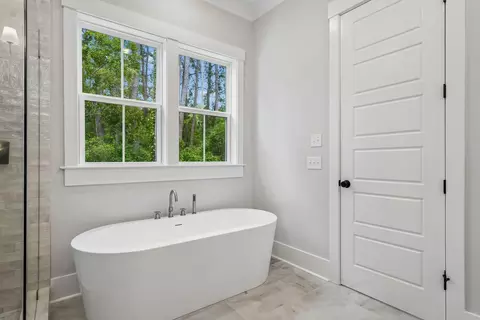 Bath - 140 Oakview Ln, Wando, SC 29492 photo 5 of 9