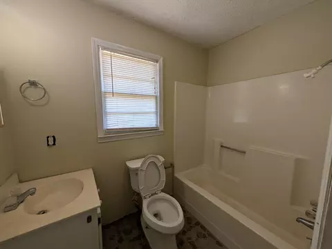 Bath - 331 E Reaves Ave, Dillon, SC 29536 photo 3 of 4