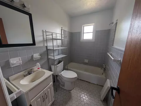 Bath - 331 E Reaves Ave, Dillon, SC 29536 photo 1 of 4