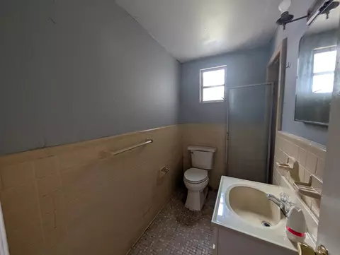 Bath - 331 E Reaves Ave, Dillon, SC 29536 photo 2 of 4