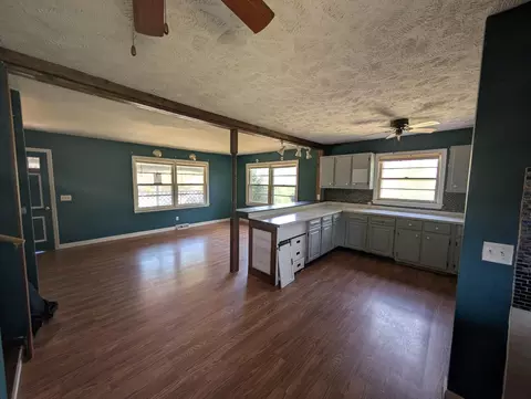 Living - 331 E Reaves Ave, Dillon, SC 29536 photo 3 of 9