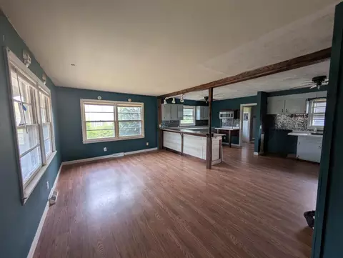 Living - 331 E Reaves Ave, Dillon, SC 29536 photo 2 of 9