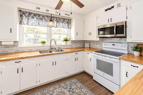 Kitchen - 1471 Clearview Dr, Manning, SC 29102 photo 2 of 2