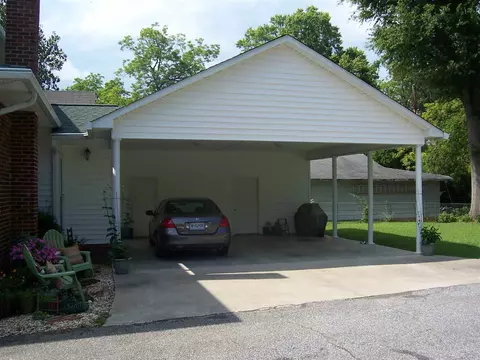 357 College Dr, Gaffney, SC 29340 photo 2