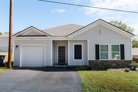 207 Crescent Cir, Duncan, SC 29334 photo 1