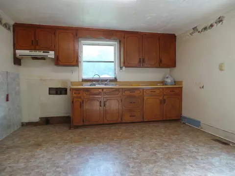 409 E Nott St, Gaffney, SC 29340 photo 3