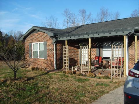 401 Edgewater Dr, Gaffney, SC 29340 photo 1