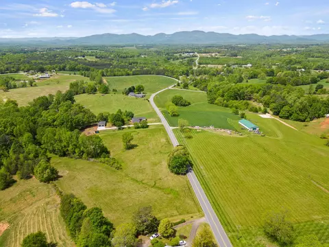 000 New Cut Rd, Campobello, SC 29322