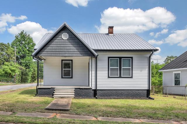 8 Poplar Leaf Dr, Spartanburg, SC 29301