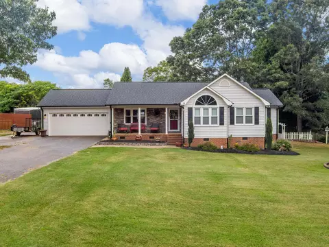469 Cresthaven Dr, Boiling Springs, SC 29316