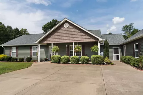 201 Plantation Ln, Inman, SC 29349