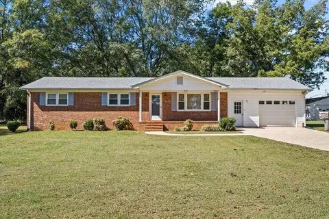 174 Berry Rd, Boiling Springs, SC 29316