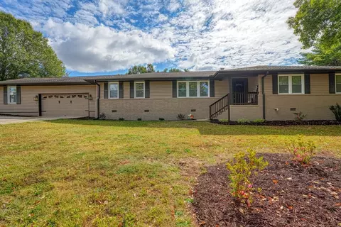 8 Chipwood Ln, Greenville, SC 29615