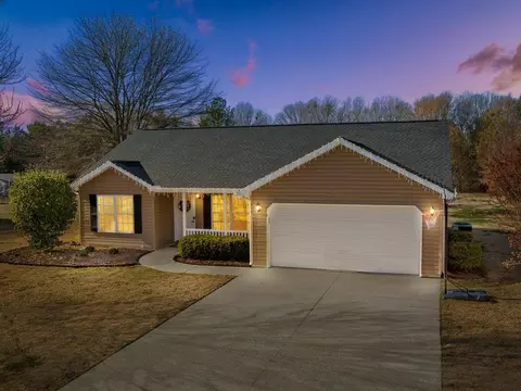 439 Mandys Meadow Dr, Inman, SC 29349