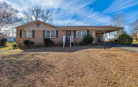 2008 Evergreen Dr, Boiling Springs, SC 29316
