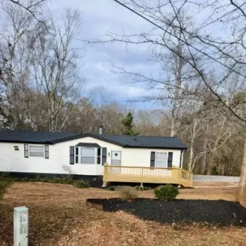 2709 N Bayshore Dr, Seneca, SC 29672