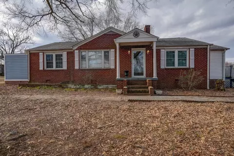 775 Bumblebee Ln, Wellford, SC 29385