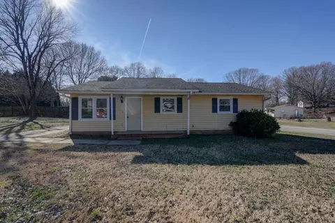2 Windmill Dr, Wellford, SC 29385