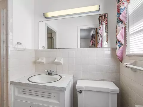 Bath - 232 Overhill Dr, Duncan, SC 29334 photo 1 of 4