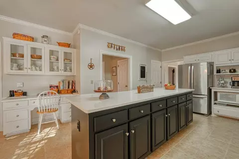 Kitchen - 200 W Killarney Lk, Moore, SC 29369 photo 3 of 3