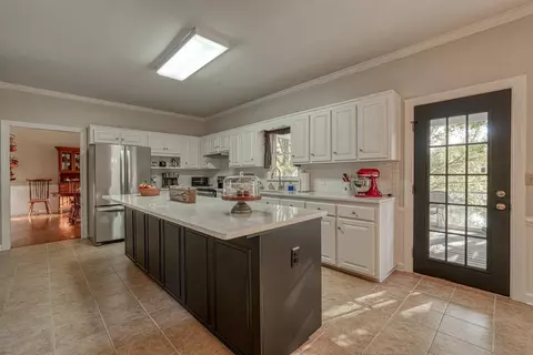 Kitchen - 200 W Killarney Lk, Moore, SC 29369 photo 2 of 3