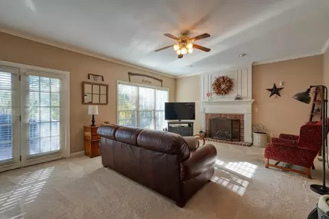 Living - 200 W Killarney Lk, Moore, SC 29369 photo 2 of 3