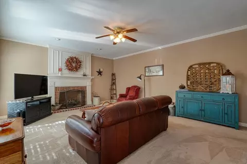 Living - 200 W Killarney Lk, Moore, SC 29369 photo 3 of 3