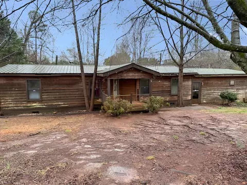 1919 Industrial Park Pl, Seneca, SC 29672
