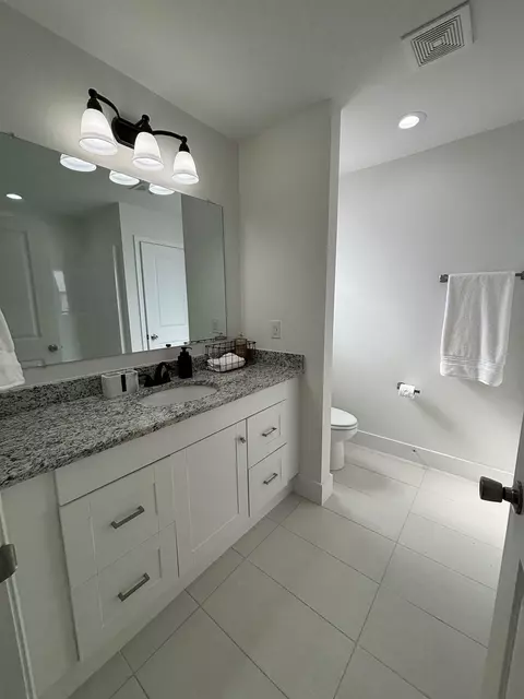 Bath - 792 Darwin Rd, Gaffney, SC 29340 photo 3 of 3