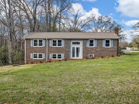 610 Mountainbrook Dr, Boiling Springs, SC 29316