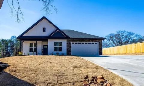 106 Blue Springs Dr, Wellford, SC 29385