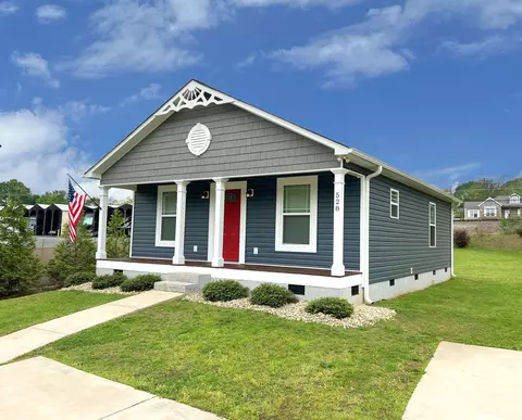 528 S Shamrock Ave, Landrum, SC 29356