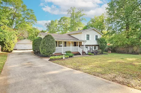 104 Larchwood Dr, Simpsonville, SC 29680