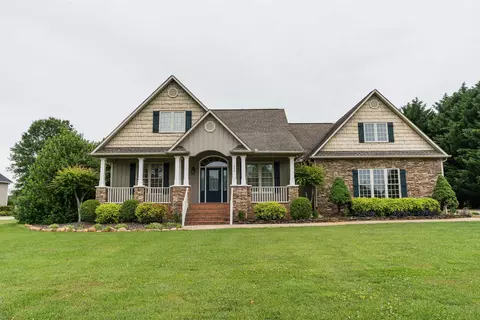 340 Carriage Gate Dr, Wellford, SC 29385