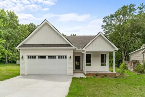 339 W Peachtree St, Woodruff, SC 29388