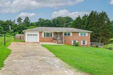 131 Deerfield Dr, Wellford, SC 29385