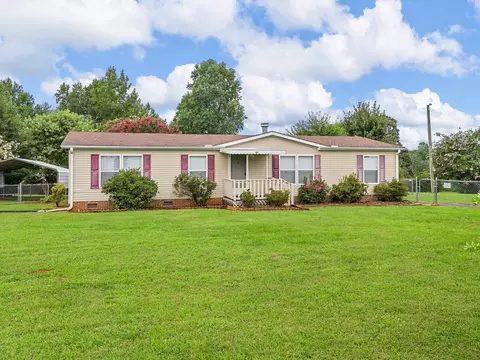 125 Woodcliff Dr, Wellford, SC 29385