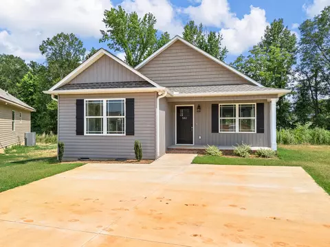 561 Molly Parker Ln, Spartanburg, SC 29301