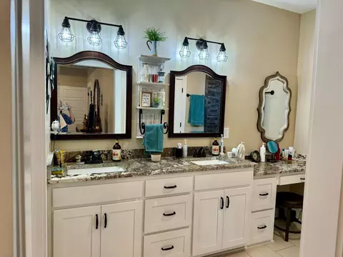 Bath - 304 Dorman Rd, Campobello, SC 29322 photo 2 of 4