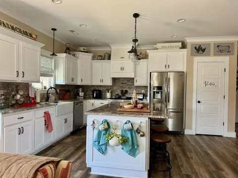 Kitchen - 304 Dorman Rd, Campobello, SC 29322 photo 2 of 4