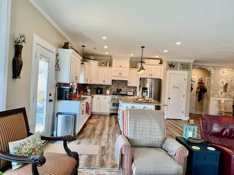 Kitchen - 304 Dorman Rd, Campobello, SC 29322 photo 4 of 4