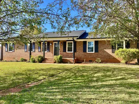 2018 Evergreen Dr, Boiling Springs, SC 29316