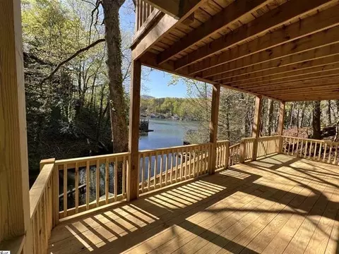 1040 E Lakeshore Dr, Landrum, SC 29356