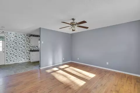 Living - 435 Bailey Rd, Buffalo, SC 29321 photo 4 of 4