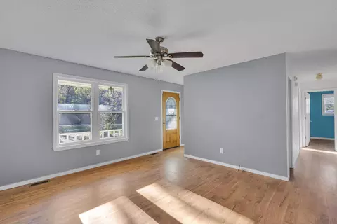 Living - 435 Bailey Rd, Buffalo, SC 29321 photo 2 of 4