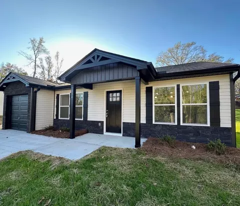 824 Fairwood Dr, Woodruff, SC 29388