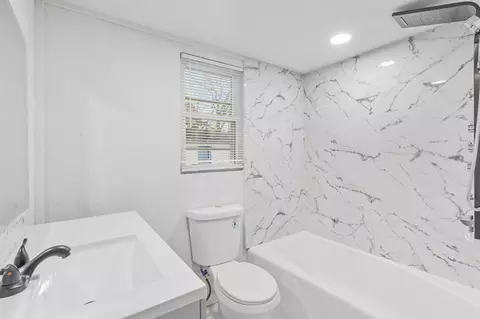 Bath - 348 Watson St, Laurens, SC 29360 photo 3 of 3