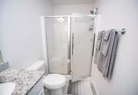 Bath - 170 Clingstone Trl, Duncan, SC 29334 photo 3 of 4